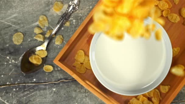 Super slow motion in a plate of milk drop cornflakes. Filmed on a high-speed camera at 1000 fps. — Stock Video