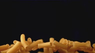 Süper yavaş çekimde makarna cannelloni kuru. 1000 fps hızla yüksek hızlı bir kamerayla çekildi..