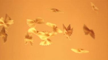Süper yavaş çekimde makarna kuru farfallle. 1000 fps hızla yüksek hızlı bir kamerayla çekildi..