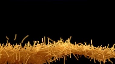 Süper yavaş çekim macunu kuru vermicelli. 1000 fps hızla yüksek hızlı bir kamerayla çekildi..