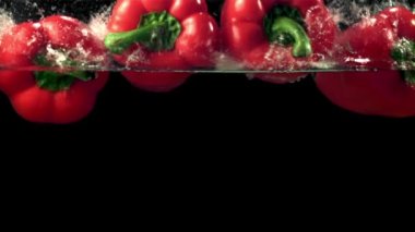 Süper yavaş çekimde kırmızı dolma biber su sıçratır. Çekim 1000 fps 'de..