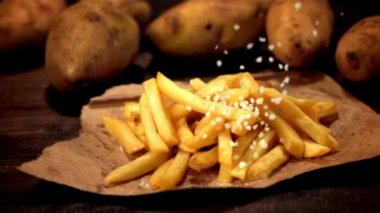 Patates kızartmalarında çok yavaş çekim var. 1000 fp 'de çekilmiş..