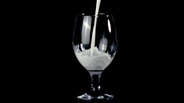 Super-Zeitlupe Milch gießt in das Glas auf dem Tisch. Gefilmt mit einer Hochgeschwindigkeitskamera bei 1000 fps. — Stockvideo