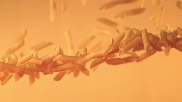 Super Zeitlupe der Penne Nudeln trocken fällt. Gefilmt mit einer Hochgeschwindigkeitskamera bei 1000 fps. — Stockvideo