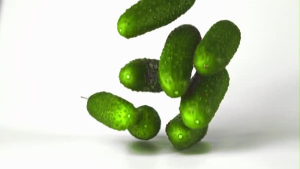 Super slow motion verse komkommers vallen op de tafel. Gefilmd op een hoge snelheidscamera met 1000 fps. — Stockvideo