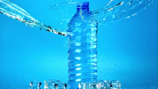 Super lent jet d'eau tombe sur la bouteille d'eau sur la table.Filmé par une caméra à grande vitesse à 1000 ips. — Video