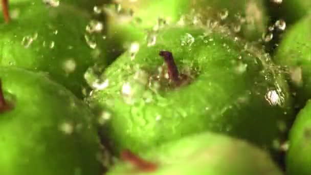 Super slow motion water droplets fall on fresh apples. Filmed on a high-speed camera at 1000 fps. — Stock Video