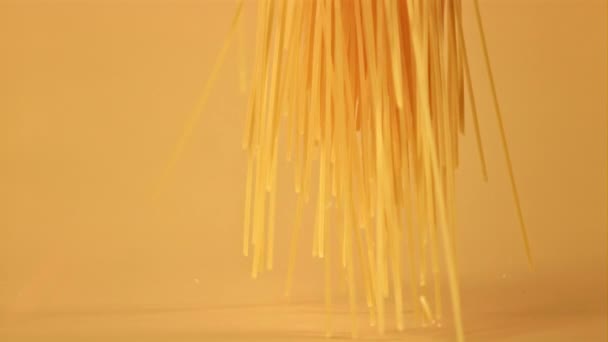Супер медленное движение сухих спагетти-пасты. Снято на высокоскоростную камеру со скоростью 1000 кадров в секунду. — стоковое видео