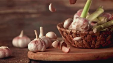 Süper yavaş çekimde sarımsak ahşap zemine düşer. Yüksek hızlı bir kamerayla çekildi, 1000 fps..