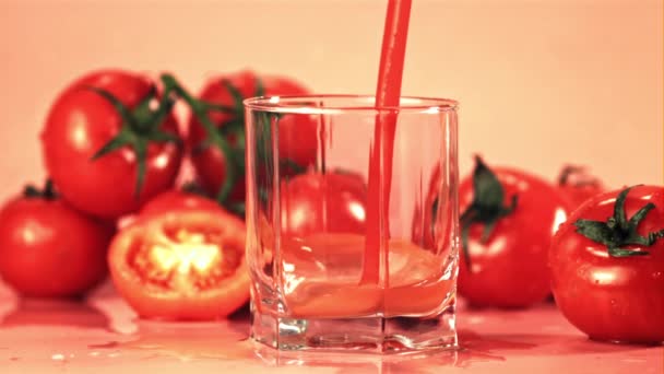 Σούπερ αργή κίνηση αεριωθούμενο χυμό ντομάτας χύνεται σε ένα ποτήρι με σπρέι. Γυρίστηκε σε 1000 fps. — Αρχείο Βίντεο