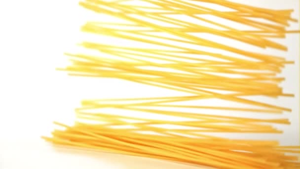 Superzeitlupe Pasta Spaghetti trocken fällt auf den Tisch. Gefilmt mit einer Hochgeschwindigkeitskamera bei 1000 fps. — Stockvideo