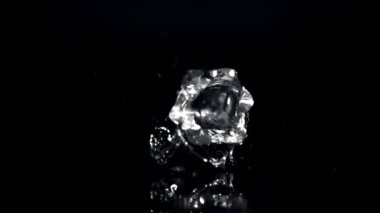 Süper yavaş çekimde bir buz küpü suya düşer. 1000 fps hızla yüksek hızda kamerayla çekilir..