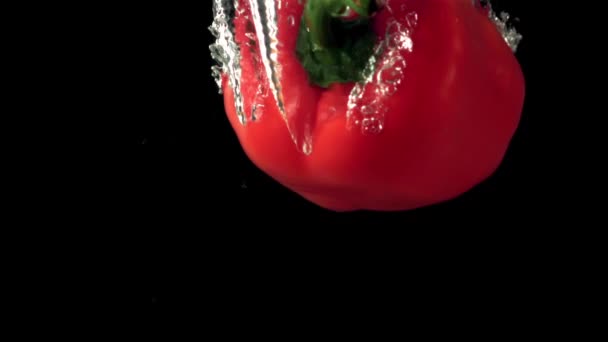 Super cámara lenta pimiento rojo cae bajo el agua con burbujas de aire. Filmado en una cámara de alta velocidad a 1000 fps. — Vídeos de Stock