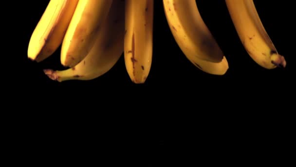 Superzeitlupe reife Bananen fallen mit Spritzern ins Wasser. Gefilmt mit einer Hochgeschwindigkeitskamera bei 1000 fps. — Stockvideo