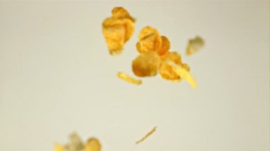 Süt damlası mısır gevreğinde süper yavaş çekim. Çekim 1000 fps 'de..