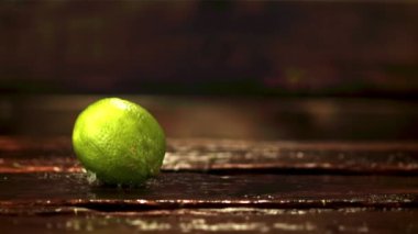 Masaya süper yavaş çekimde taze kireç yığını düşüyor. 1000 fps hızla yüksek hızlı bir kamerayla çekildi..