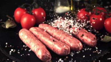 Çiğ sosiste süper yavaş çekim tuzla biberi düşürür. Çekim 1000 fps 'de..