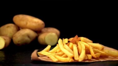 Patates kızartmasının süper yavaş çekimi masaya düşüyor. 1000 fps 'de çekiliyor..