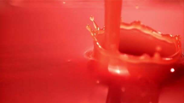 El jugo de tomate en cámara lenta se vierte con un chorro. Filmado en una cámara de alta velocidad a 1000 fps. — Vídeos de Stock
