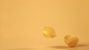 Süper yavaş çekimde makarna masaya düşüyor. 1000 fps hızla yüksek hızlı bir kamerayla çekildi..