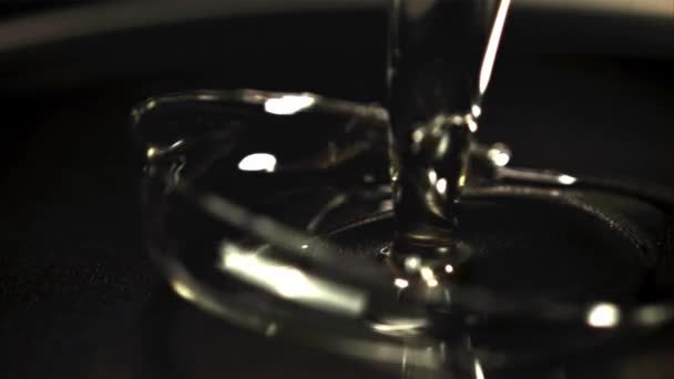 Super pomalý olej se vlévá do pánve na smažení. Natočeno na vysokorychlostní kameře rychlostí 1000 snímků za sekundu. — Stock video