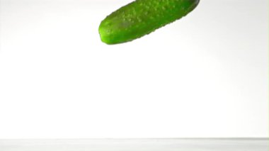 Süper yavaş çekimde salatalık suya su sıçratarak düşer. 1000 fps hızla yüksek hızlı bir kamerayla çekildi..