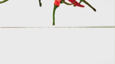 Süper yavaş çekimde kırmızı biber hava kabarcıklarıyla suya düşer. 1000 fps hızla yüksek hızlı bir kamerayla çekildi..