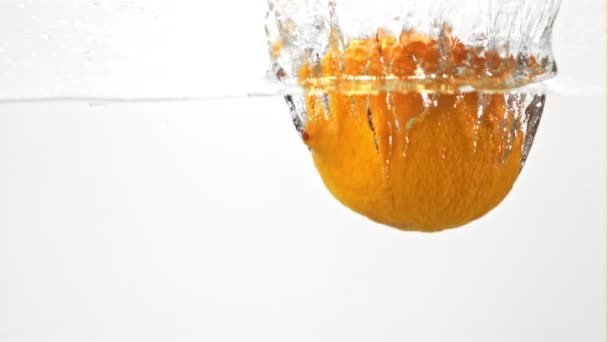 Il limone super slow motion cade in acqua con degli spruzzi. Girato su una telecamera ad alta velocità a 1000 fps. — Video Stock