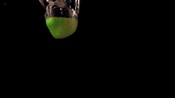 Super slow motion pieces of ripe pear fall under the water with air bubbles. Filmed on a high-speed camera at 1000 fps. — Stock Video