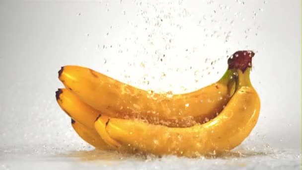 Movimento super lento em gotas de água de gota de bananas. Filmado em uma câmera de alta velocidade a 1000 fps. — Vídeo de Stock