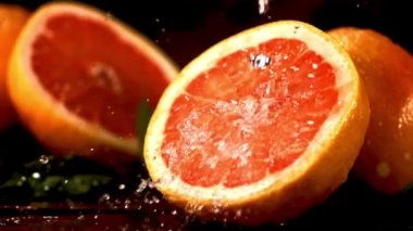 Greyfurt damlayan bir parça suda süper yavaş çekim. Çekim 1000 fps 'de..