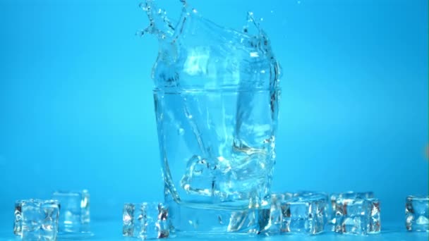 超级慢速运动的冰在一杯水中飞溅而下。以1000 fps的速度拍摄. — 图库视频影像