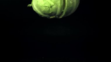 Lahana çatalının süper yavaş çekimi ikiye ayrılıyor. 1000 fps hızla yüksek hızlı bir kamerayla çekildi..