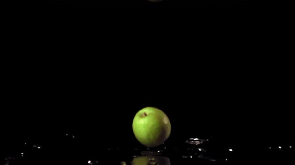 Las manzanas frescas verdes en cámara súper lenta caen sobre la mesa. Filmado en una cámara de alta velocidad a 1000 fps. — Vídeos de Stock