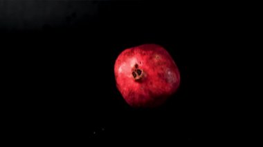 Süper yavaş çekim narları masaya su püskürtücüsüyle düşer. 1000 fps hızla yüksek hızlı bir kamerayla çekildi..