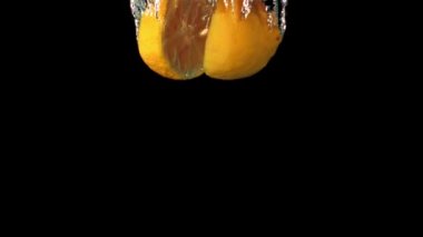 Süper yavaş çekimde iki yarım limon hava kabarcıklarıyla suya düşer. 1000 fps hızla yüksek hızlı bir kamerayla çekildi..