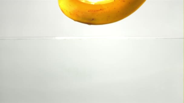Super slow motion una banana matura cade sott'acqua. Girato su una telecamera ad alta velocità a 1000 fps. — Video Stock