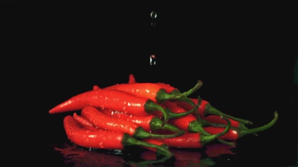 Super cámara lenta en un montón de chiles agudos gotas de agua. Filmado en una cámara de alta velocidad a 1000 fps. — Vídeo de stock