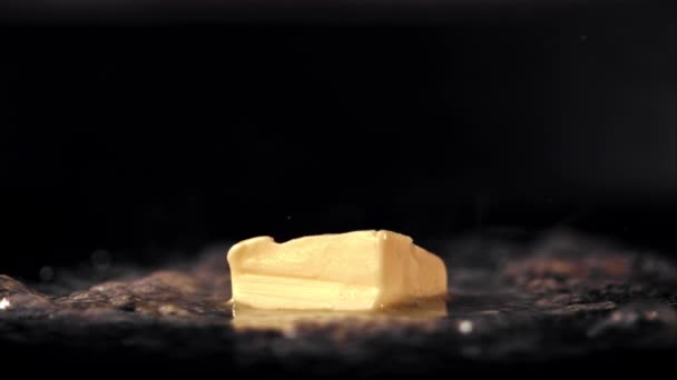 프라이팬에 들어 있는 버터 한 조각은 빠른 속도로 움직 이면서 뜨거운 증기와 녹습니다. 고속 카메라에 촬영 1000 fps. — 비디오