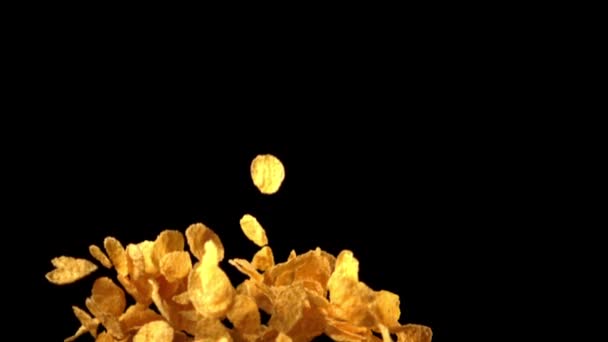 Super slow motion cornflakes stijgen op tegen een zwarte achtergrond. Gefilmd met 1000 fps. — Stockvideo