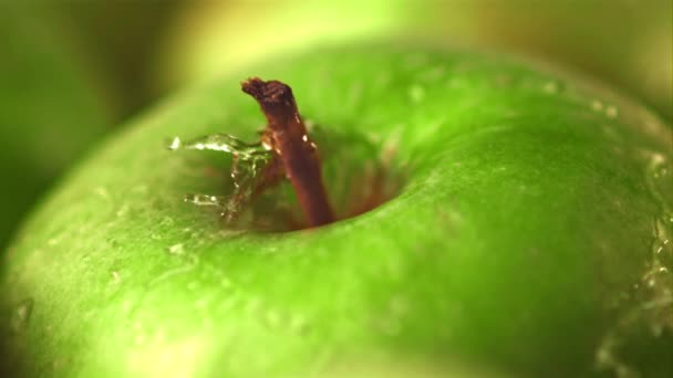 緑のリンゴの超スローモーションは水を落とします。1000 fpsで高速カメラで撮影. — ストック動画