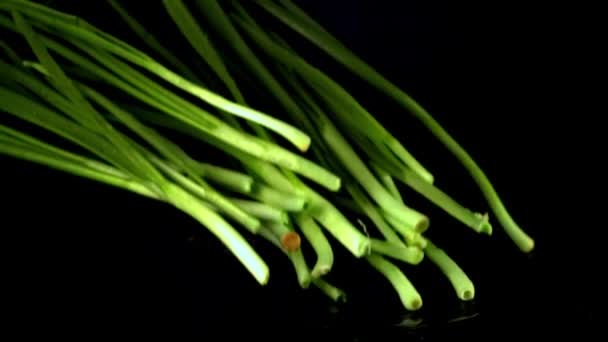 Super cámara lenta pila cebolla verde cae sobre la mesa. Filmado en una cámara de alta velocidad a 1000 fps. — Vídeos de Stock