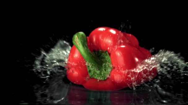 Super cámara lenta un pimiento rojo dulce cae al agua con salpicaduras. Filmado a 1000 fps. — Vídeo de stock
