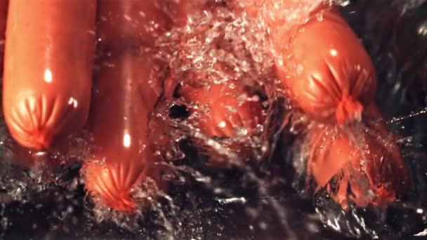 Salsicce super slow motion cadono sull'acqua con spruzzi. Girato su una telecamera ad alta velocità a 1000 fps. — Video Stock