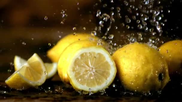 Superzeitlupe auf die Zitronen tropft Wasser mit Spritzern. Gefilmt mit einer Hochgeschwindigkeitskamera bei 1000 fps. — Stockvideo