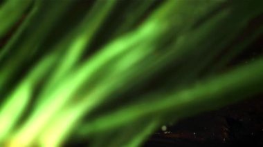 Süper yavaş çekim yeşil soğan bir damla suyla masaya düşer. Çekim 1000 fps 'de..