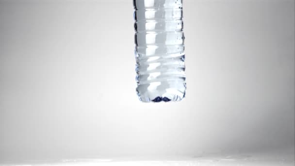 Super slow motion on the table falls a bottle of water. Filmed at 1000 fps. — Stock Video