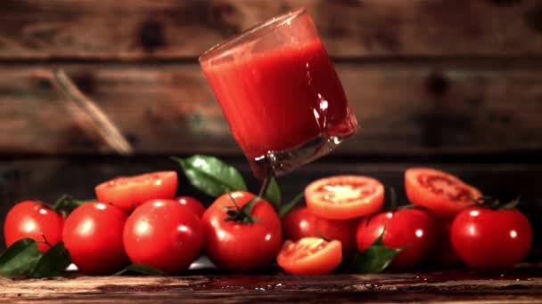 带有番茄汁的超级慢动作玻璃杯落在桌上.用1000 fps的高速相机拍摄. — 图库视频影像