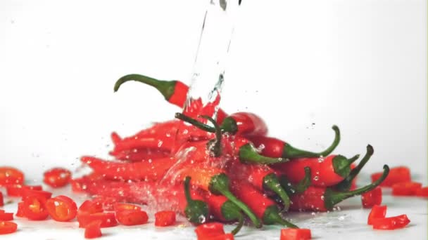 Super slow motion på den röda chilin droppar vatten. Inspelning på en höghastighetskamera vid 1000 fps. — Stockvideo