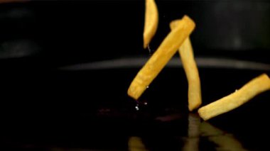 Sıcak tavada süper yavaş çekim, patates kızartması düşürür. 1000 fps hızla yüksek hızlı bir kamerayla çekildi..